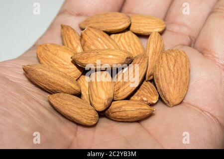 Una foto di mandorle secche Foto Stock