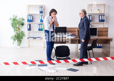 Forensic investigator indagando furto in ufficio Foto Stock