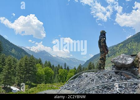 Ganderbal, India. 18 Giugno 2020. Il personale della Border Security Force (BSF) tiene la veglia a un checkpoint lungo una strada che conduce a Ladakh, a Gagangeer. Venti soldati dell'esercito indiano, compreso un colonnello, sono stati uccisi in violenti scontri con l'esercito cinese. (Foto di Musaib Mushtaq/Pacific Press) Credit: Pacific Press Agency/Alamy Live News Foto Stock