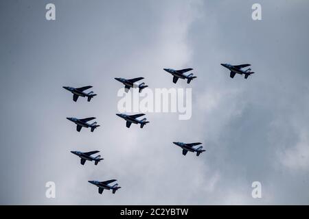 Brentwood Essex 18 giugno 2020 le frecce rosse e la Patrouille de France volano sull'Essex dopo aver sorvolato il centro di Londra Credit: Ian Davidson/Alamy Live News Foto Stock