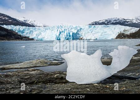 Pezzo di ghiaccio situato di fronte al ghiacciaio costiero della Cordillera Darwin, Patagonia, Cile, Sud America Foto Stock