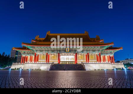 L'edificio illuminato della Sala dei Concerti Nazionale di Taipei a Taiwan, di notte con un cielo blu chiaro. E' una delle attrazioni turistiche piu' popolari di Taipei Foto Stock