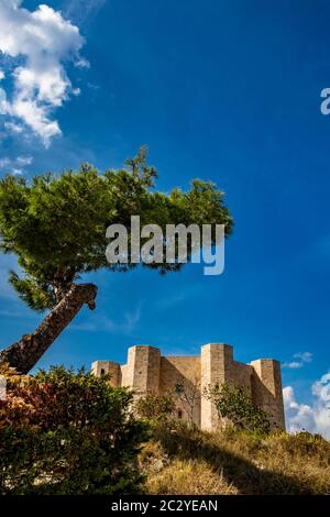 Castel del Monte, il famoso e misterioso castello ottagonale costruito nel XIII secolo dall'imperatore Federico II Foto Stock