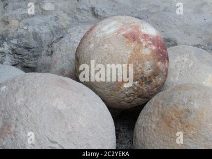 Antiche palle canon fatte di roccia. Foto Stock