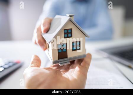 Primo Piano Delle Mani Di Un Agente Immobiliare Che Dà La Casa Al Nuovo Proprietario Foto Stock