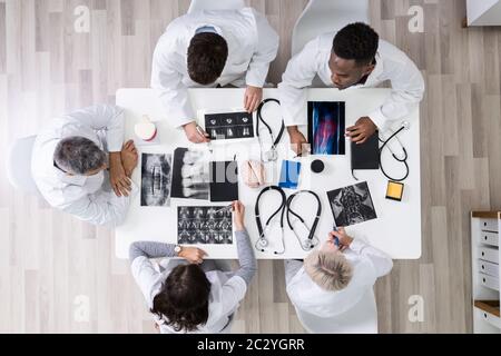 Medici E Radiologi Che Discutono Delle Immagini Radiografiche Del Paziente Foto Stock