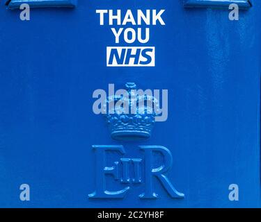 Londra, UK - 17 giugno 2020: Un messaggio di ringraziamento NHS dipinto su una Postbox blu fuori dall'ospedale St. Thomas' di Londra, Regno Unito, a sostegno del fronte NHS Foto Stock