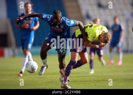 Frank Nouble (a sinistra) di Colchester United e Dean Moxey di Exeter City combattono per la palla durante la prima tappa di due play-off della Sky Bet League al JobServe Community Stadium di Colchester. Foto Stock