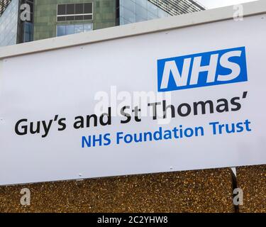 Londra, Regno Unito - 17 giugno 2020: Un cartello fuori dal St. Thomas Hospital di Londra, che fa parte del Guys and St Thomas NHS Foundation Trust. Foto Stock