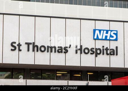 Londra, Regno Unito - 17 giugno 2020: Un cartello sull'esterno del St. Thomas Hospital di Londra, Regno Unito. Foto Stock