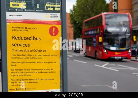 Londra, UK - 17 giugno 2020: Un cartello alla fermata dell'autobus a South London, UK, che descrive i servizi di autobus ridotti a Londra durante la pandemia di Coronavirus. Foto Stock