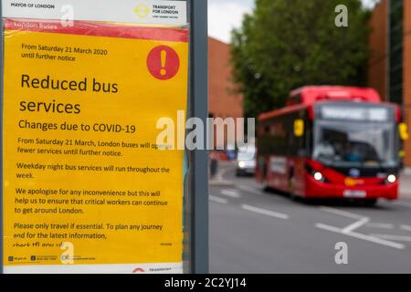 Londra, UK - 17 giugno 2020: Un cartello alla fermata dell'autobus a South London, UK, che descrive i servizi di autobus ridotti a Londra durante la pandemia di Coronavirus. Foto Stock