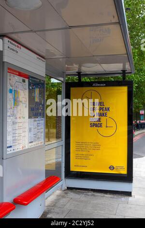 Londra, UK - 17 giugno 2020: Un cartello informativo presso una fermata dell'autobus a South London, UK, che chiede ai pendolari di evitare di utilizzare i mezzi pubblici nelle ore di punta dur Foto Stock