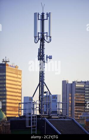 Sito cellulare 5G sul tetto della città interna, Essen, Nord Reno-Westfalia, Germania, Europa Foto Stock