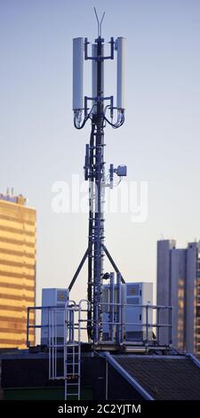 Sito cellulare 5G sul tetto della città interna, Essen, Nord Reno-Westfalia, Germania, Europa Foto Stock