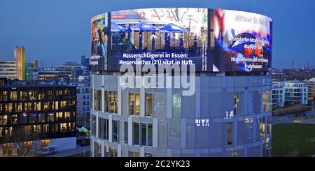 Funke media tower con edicola in serata, Essen, Ruhr Area, Germania, Europa Foto Stock