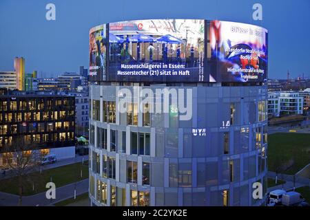 Funke media tower con edicola in serata, Essen, Ruhr Area, Germania, Europa Foto Stock