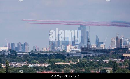 Londra, Regno Unito. 18 giugno 2020. Le frecce rosse e le loro controparti francesi, la Patrouille de France, volano sulla capitale per celebrare e commemorare 80 anni da quando il discorso storico di Charles De Gaulle, noto come 'Appel', o appello, ha rallinato la resistenza francese e non rinunciare alla lotta contro Hitler. Credit: Stephen Chung / Alamy Live News Foto Stock