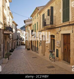 Vicolo nel centro storico, Pollenca, Maiorca, Isole Baleari, Spagna, Europa Foto Stock