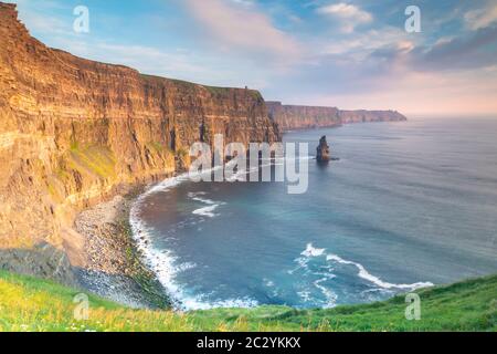 Vista di un tramonto alle scogliere di Moher. Contea di Clare, provincia di Munster, Irlanda, Europa. Foto Stock