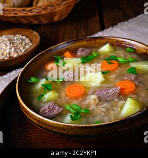 Krupnik una deliziosa zuppa di orzo polacca Foto Stock