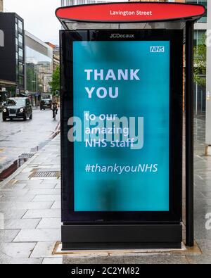 Londra, UK - 17 giugno 2020: Fermata dell'autobus a Londra, Regno Unito, durante la pandemia di Coronavirus, con un messaggio di ringraziamento all'NHS. Foto Stock