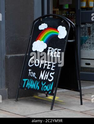 Londra, UK - 17 giugno 2020: Un cartello fuori da un negozio a Londra, Regno Unito, che promuove la loro offerta di caffè gratuito per il personale NHS come ringraziamento per il loro servizio Foto Stock