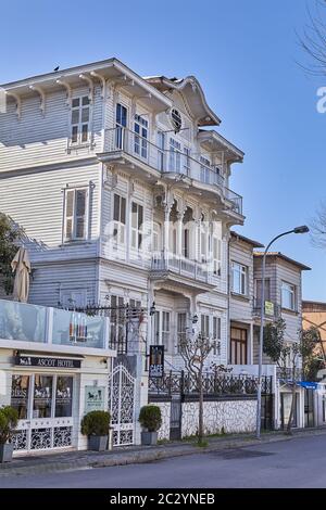 Istanbul, Turchia - 13 Febbraio 2020: Hotel di legno bianco a due piani e tre piani sull'isola turistica di Buyukada, una delle Isole dei principi Foto Stock