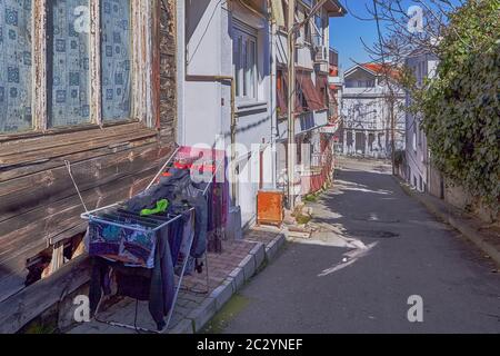 Istanbul, Turchia - 13 febbraio 2020: Una delle Isole dei principi nel distretto di Adalar si chiama Buyukada, le case basse sono costruite sulle sue pendici, somet Foto Stock