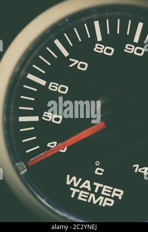 Immagine ravvicinata di un indicatore della temperatura dell'acqua dell'auto. Foto Stock