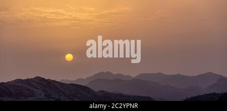 Arancione alba paesaggio vicino a danakil depressione nella regione Afar. Parco Nazionale Delle Montagne Simien Nell'Etiopia Settentrionale Foto Stock
