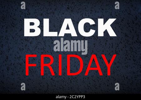 Testo Black Friday da parole bianche e rosse su sfondo scuro, concetto di promozione shopping, vendita e sconti stagionali Foto Stock