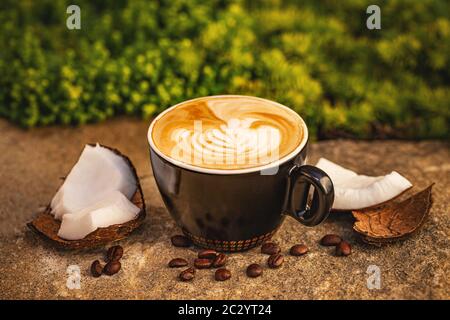 La tazza di caldo gustoso caffè di noce di cocco Foto Stock