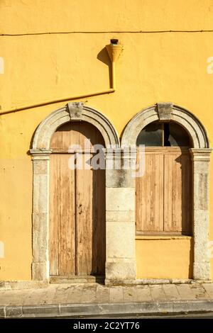 Porte tradizionali sopra le mura gialle nel villaggio di Archanes, nella regione di Heraklion, sull'isola di Creta, Grecia, Europa. Foto Stock