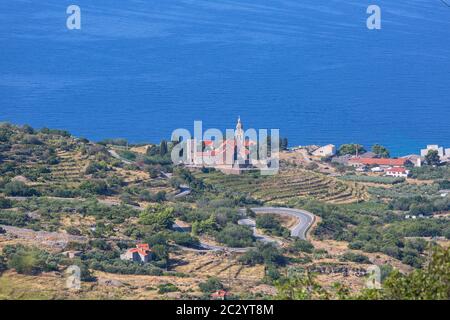 12 ° secolo città costiera che si trova sull'isola di Vis sul mare Adriatico, vista sulla Chiesa di San Nicola, Komiza, Croazia Foto Stock