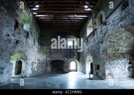 Le camere interne ora in uno stato di rovina, Doune Castle, Stirling, Scozia, Regno Unito, Europa Foto Stock