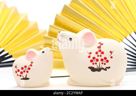 Bambole di Nezumi Mouse. Giapponese anno nuova scheda. Giapponese anno nuovo oggetto del Mouse. Foto Stock