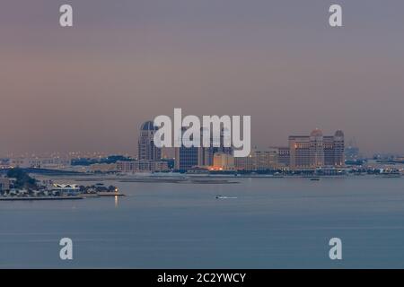 Architettura di Doha di notte. Doha, Ad-Dawhah, Qatar. Foto Stock