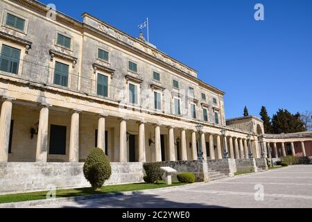 Museo d'arte asiatica a Kerkyra, isola di Corfù, Grecia ospitato nel Palazzo di San Michele e San Giorgio. La statua di Sir Frederick Adam davanti. Foto Stock