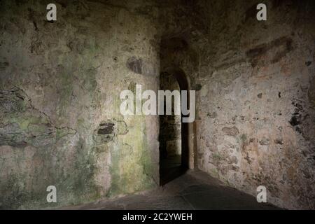 Le camere interne ora in uno stato di rovina, Doune Castle, Stirling, Scozia, Regno Unito, Europa Foto Stock