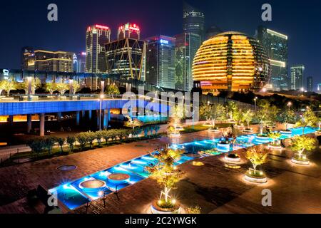 Vista notturna di Qianjiang illuminato Città Nuova, Hangzhou, Zhejiang, Cina Foto Stock