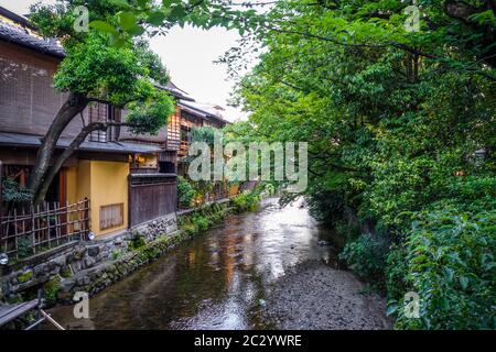 Case tradizionali giapponesi sul Fiume Shirakawa nel quartiere Gion, Kyoto, Giappone Foto Stock