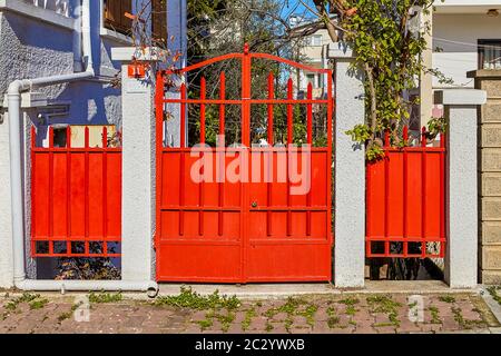 Istanbul, Turchia - 13 febbraio 2020: Cancello rosso in acciaio al cortile di una villa estiva. Foto Stock