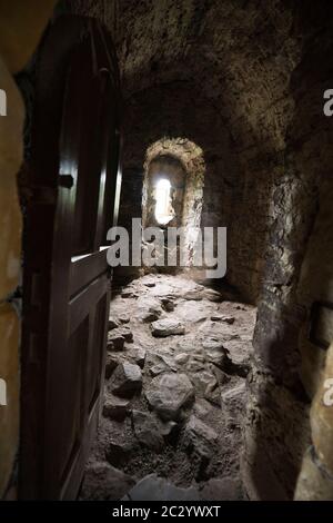 Le camere interne ora in uno stato di rovina, Doune Castle, Stirling, Scozia, Regno Unito, Europa Foto Stock