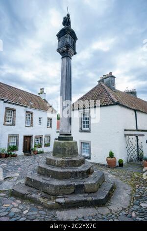 Mercat Cross si trova in una piazza acciottolata in un piccolo villaggio medievale che era il luogo delle riprese del villaggio immaginario Cranesmuir dove Geillis l Foto Stock