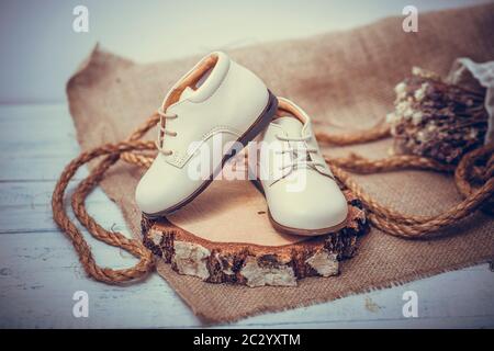 Scarpe ragazza su ponte rustico in legno. Immagine filtrata vintage. Foto Stock