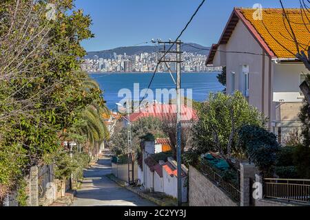 Istanbul, Turchia - 13 febbraio 2020: Isole dei principi, Distretto di Adalar, discesa al Mare di Marmara sulla strada sulla strada stretta di Buyukada Isl Foto Stock