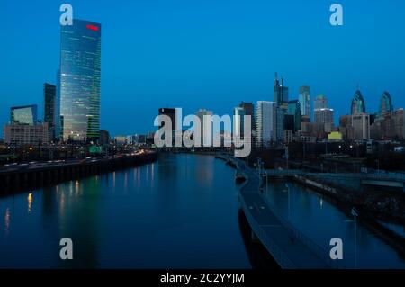 Città di Philadelphia con fiume e verde aquile di Philadelphia luci sugli edifici di notte, 2018, Pennsylvania, Stati Uniti Foto Stock