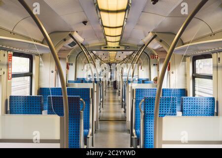 All'interno del treno a vagone Germania, Dusseldorf. Interno del treno vuoto. Vista interna del corridoio all'interno dei treni passeggeri con fa blu Foto Stock