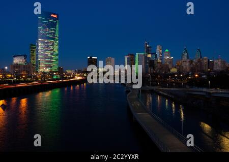 Città di Philadelphia con fiume e verde aquile di Philadelphia luci sugli edifici di notte, 2018, Pennsylvania, Stati Uniti Foto Stock